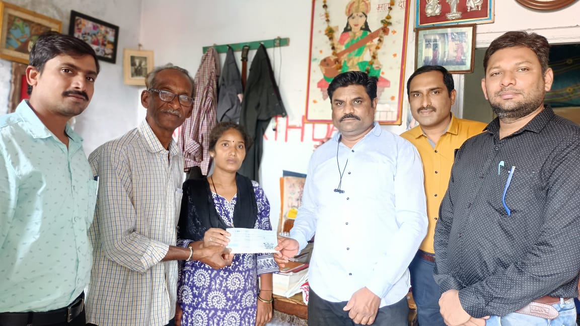 Read more about the article नाते आपुलकीचे संस्थेने केली भावी डॉक्टर च्या शिक्षणासाठी आर्थिक मदत,पुन्हा जपलं माणुसकीचं नातं!