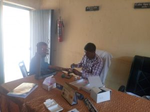 Read more about the article आरोग्य केंद्र ढाणकी वैद्यकीय अधिकारी यांना लोकहीत महाराष्ट्र च्या पत्रकाराच्या विनंतीने मेट येथे आरोग्य शिबिराचे आयोजन