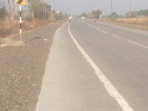 Read more about the article ढाणकी शहराजवळून जात असलेला महामार्ग झाडाविना झाला आहे भकास संबंधित कंपनीला पडला आहे का झाडे लावण्याचा विसर…?