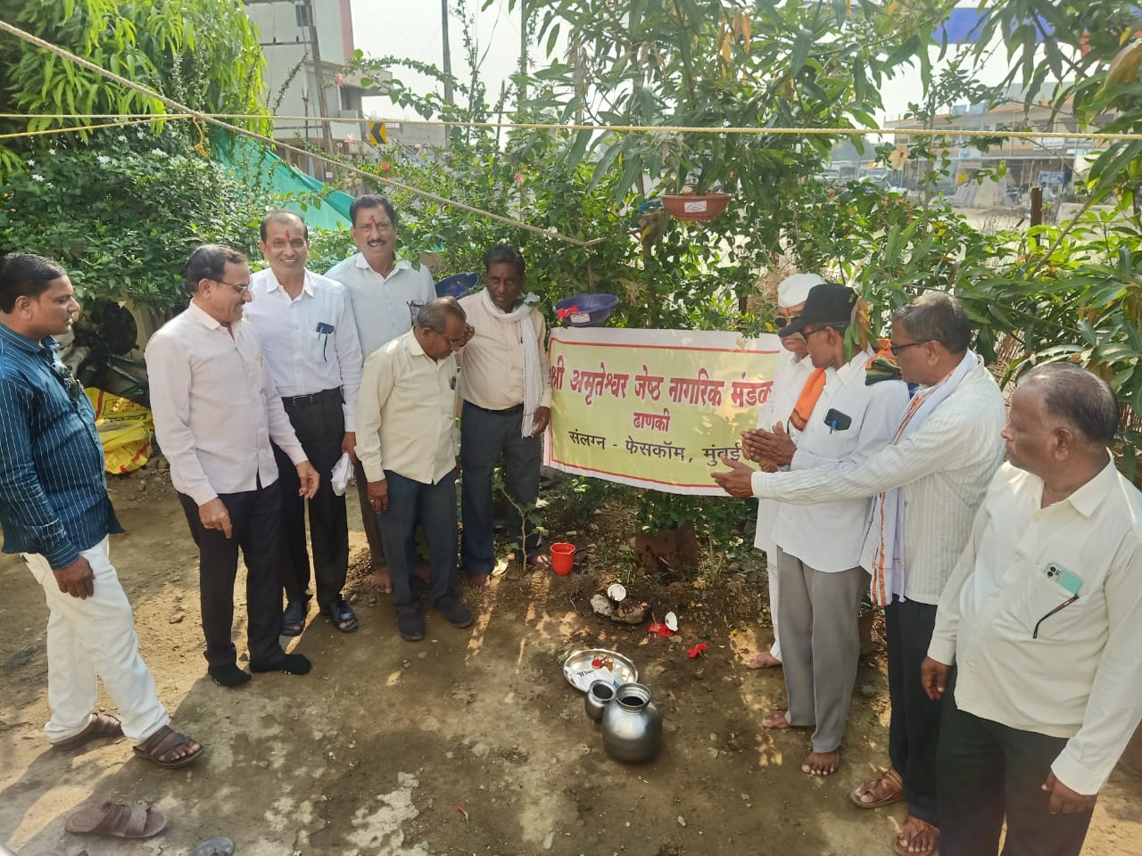 Read more about the article ढाणकी शहरातील श्री अमृतेश्वर जेष्ठ नागरिक मंडळाचा स्तुत्य उपक्रम पक्षासाठी कृत्रिम पानवटे तयार करण्याचा उपक्रम घेतला हाती