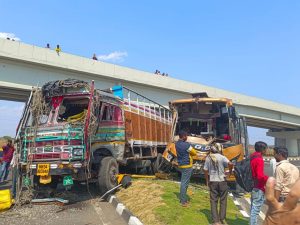 Read more about the article DNR :ट्रक ची समोरासमोर धडक,अनेकजण जखमी