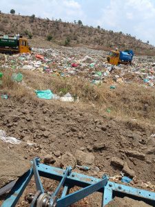 Read more about the article धक्कादायक: ढाणकी नगरपालिकेचा कचरा रस्त्यालगतच्या शेतात परिसरातील शेतकऱ्यांना दुर्गंधीचा त्रास