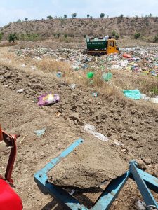 Read more about the article धक्कादायक: ढाणकी नगरपालिकेचा कचरा रस्त्यालगतच्या शेतात परिसरातील शेतकऱ्यांना दुर्गंधीचा त्रास