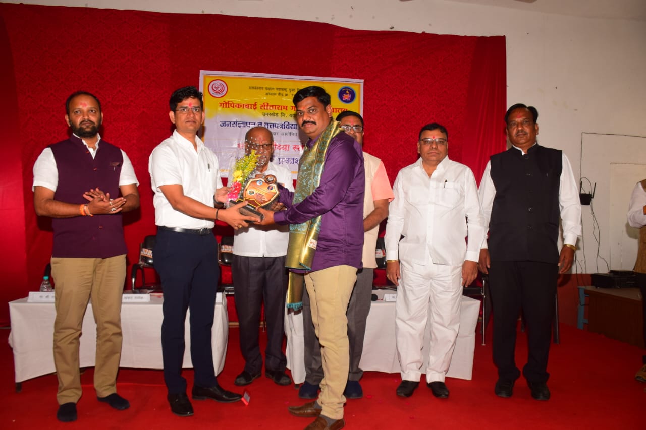 Read more about the article <em>सन्मान चौथा स्तंभाचा सोहळा</em> <em>मोठ्या उत्साहात</em> <em>संपन्न</em> समस्येचे निराकरण होईपर्यंत बातमीतून सातत्य आवश्यक<br><em>डॉ . संजय खडक्कार</em>