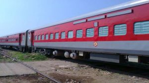 Read more about the article विजेची तार तुटल्याने रेल्वे गाड्या उशिरा ,नवी दिल्ली-चेन्नई मार्गावरील अनेक गाड्यां खोळंबल्या