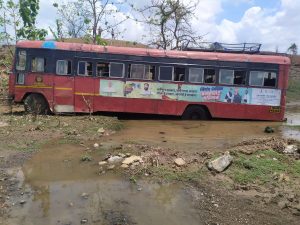 Read more about the article बसचे चाक खड्यात रुतले ,निंगनूर ते मेट रस्त्याचे काम त्वरित सुरु करण्याची ग्रामस्थांनी मागणी व पोलीस पाटील श्री उत्तम मुडे यांचे जनप्रतिनिधी ना आवाहन