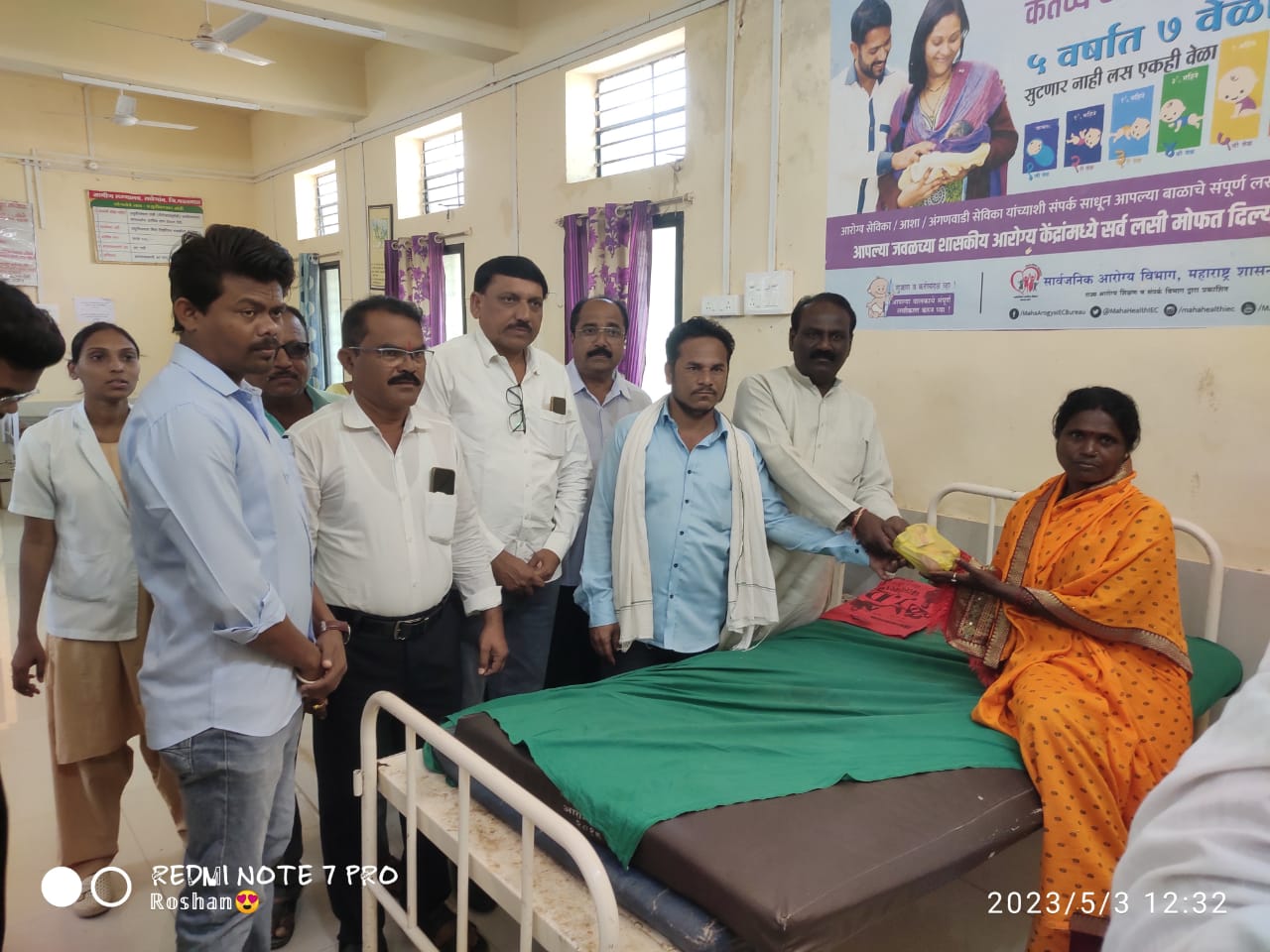 Read more about the article प्राध्यापक वसंत पुरके यांच्या वाढदिवसानिमित्त ग्रामीण रूग्णालयात कार्यकर्त्यांनी केला फळ वाटप