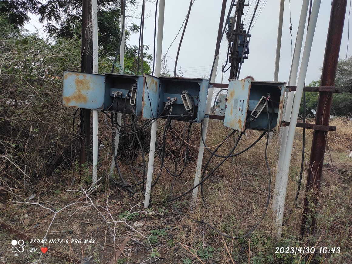 Read more about the article राळेगाव तालुक्यातील वरूड जहांगीर येथील ट्रान्सफॉर्मर देतो धोक्याची घंटा, ताबडतोब दुरूस्त करण्याची मागणी