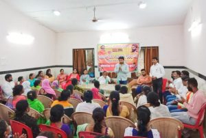 Read more about the article महाराष्ट्र दिनी मनसेचा अभिनव उपक्रम, स्वच्छता महिला कर्मचाऱ्यांना साडीचोळीची भेट देत सत्कार