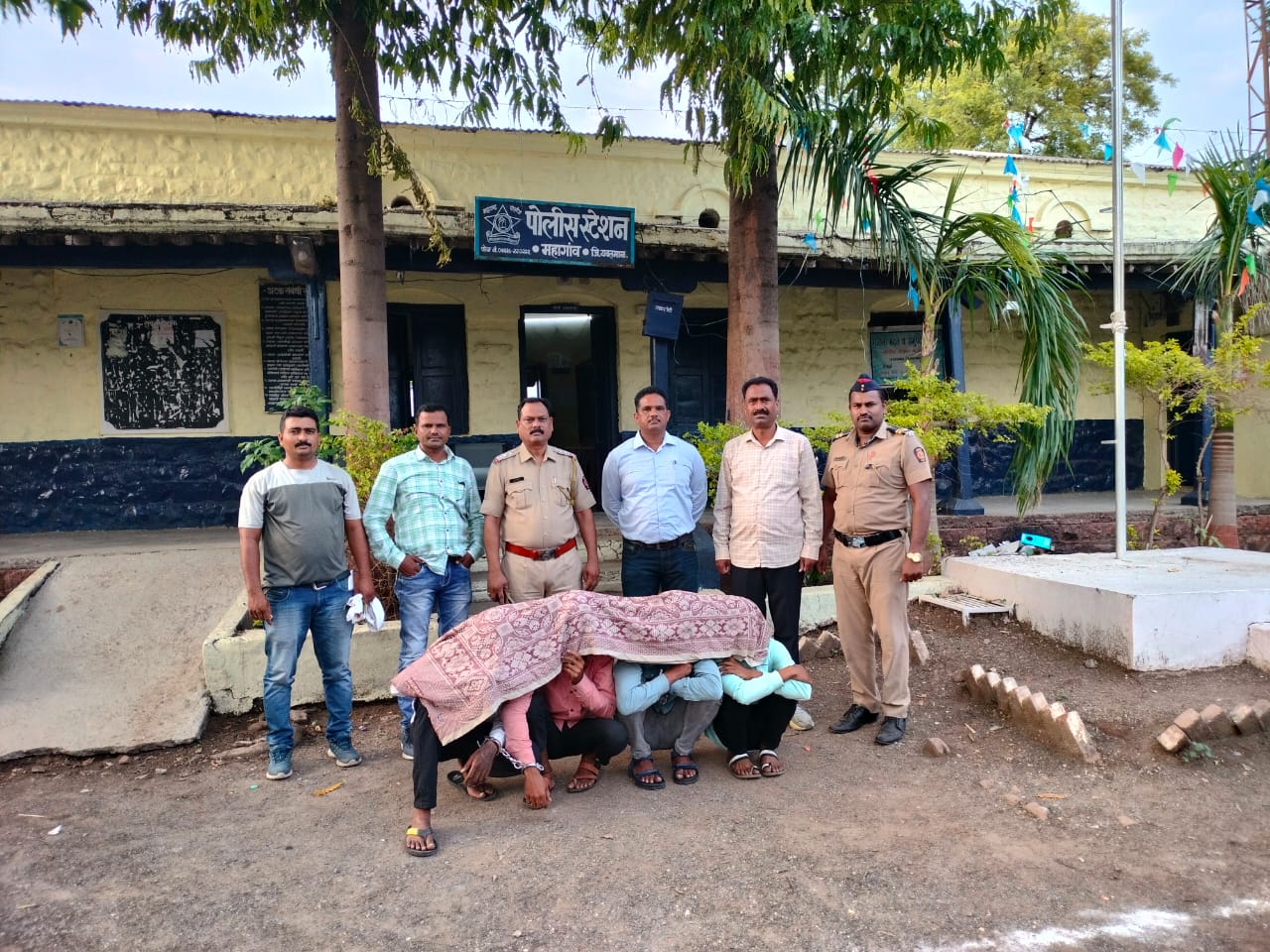 Read more about the article चोरांच्या टोळीच्या म्होरक्याचा शोध घेतला जाईल का? ,फुलसावंगीचे व्यापारी भिती मुक्त होतील का?