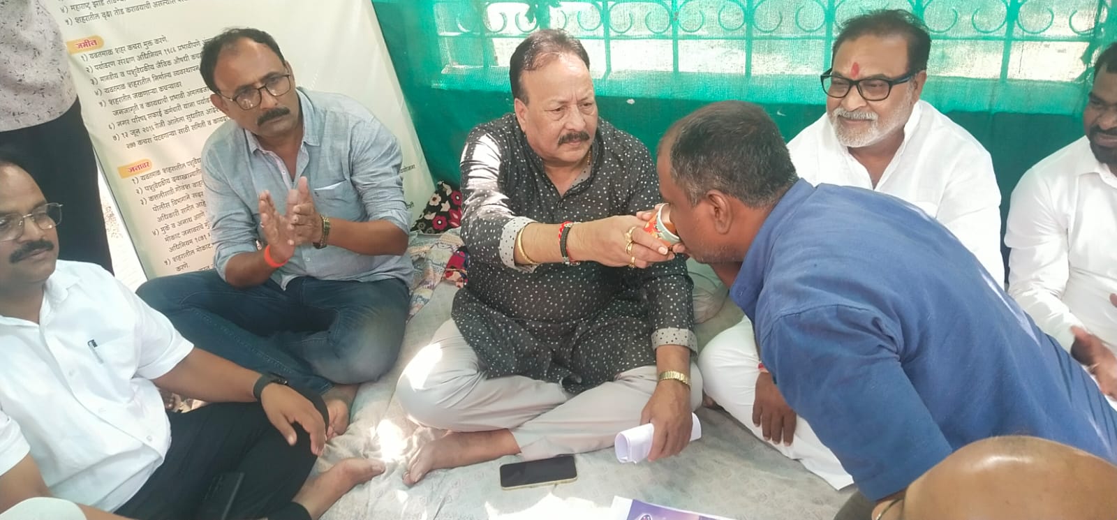 Read more about the article अखेर अन्नत्याग आंदोलन सुटले,आ . मदन येरावार यांनी मागण्या पुर्ण करण्याचे दिले अभिवचन