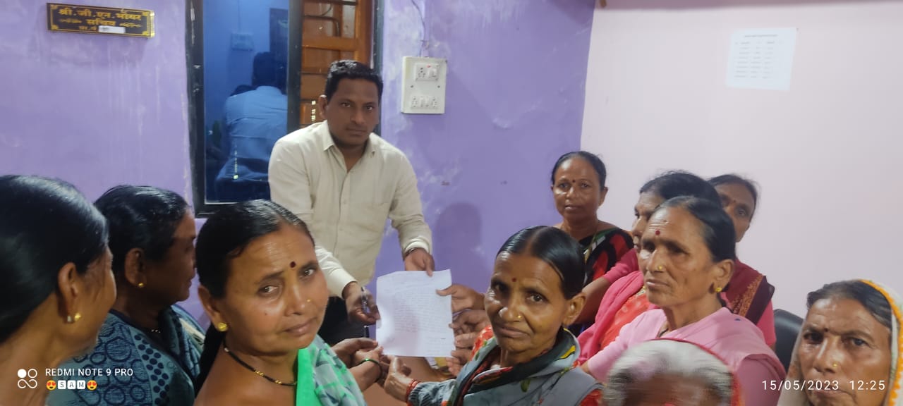 Read more about the article पाण्यासाठी खैरी ग्रामपंचायत वर महिलांची धडक: ग्रा.पं. कायमस्वरूपी सचिव मिळावे व पाणीपुरवठा सुरळीत सुरू करण्यासाठी दिले निवेदन