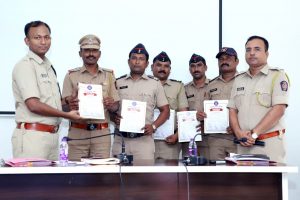 Read more about the article उत्कृष्ट कामगिरीबद्दल पोलीस अधीक्षकाच्या हस्ते वडकी पोलीस स्टेशनचे कर्तव्यदक्ष ठाणेदार विजय महल्ले व कर्मचारी सन्मानित