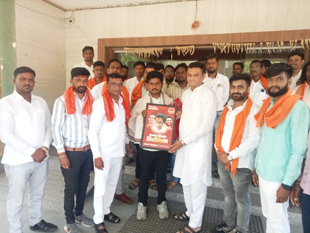 Read more about the article युवासेनेचे झरी-जामणी तालुका प्रमुख निलेश बेलेकार कृषी उत्पन्न बाजार समिती निवणुकीत विजयी झाल्याबद्ल शाल श्रीफळ देत सत्कार