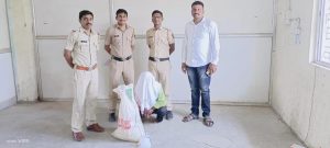 Read more about the article ढाणकी शहरात बेकायदेशीर रित्या सिंधीदारूचा साठा करणाऱ्यास बिटरगाव(बू )पोलिसांनी केले जेरबंद