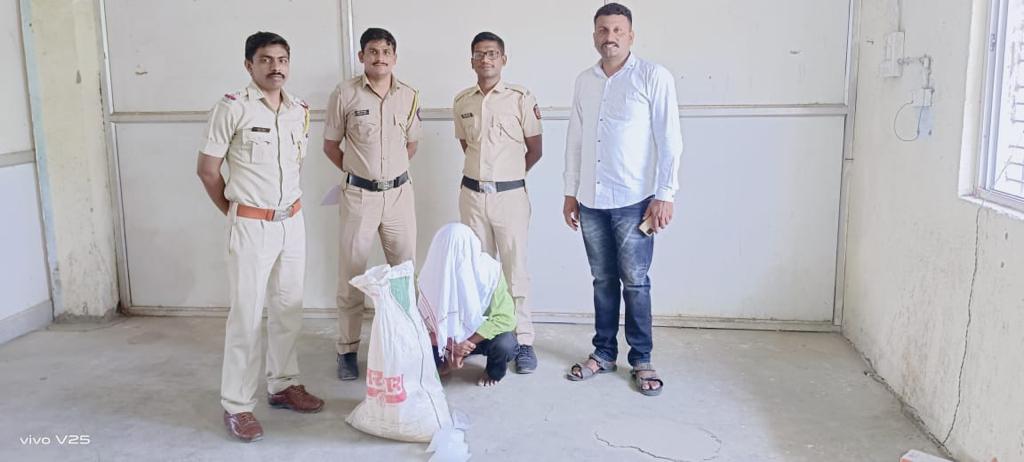 Read more about the article ढाणकी शहरात बेकायदेशीर रित्या सिंधीदारूचा साठा करणाऱ्यास बिटरगाव(बू )पोलिसांनी केले जेरबंद