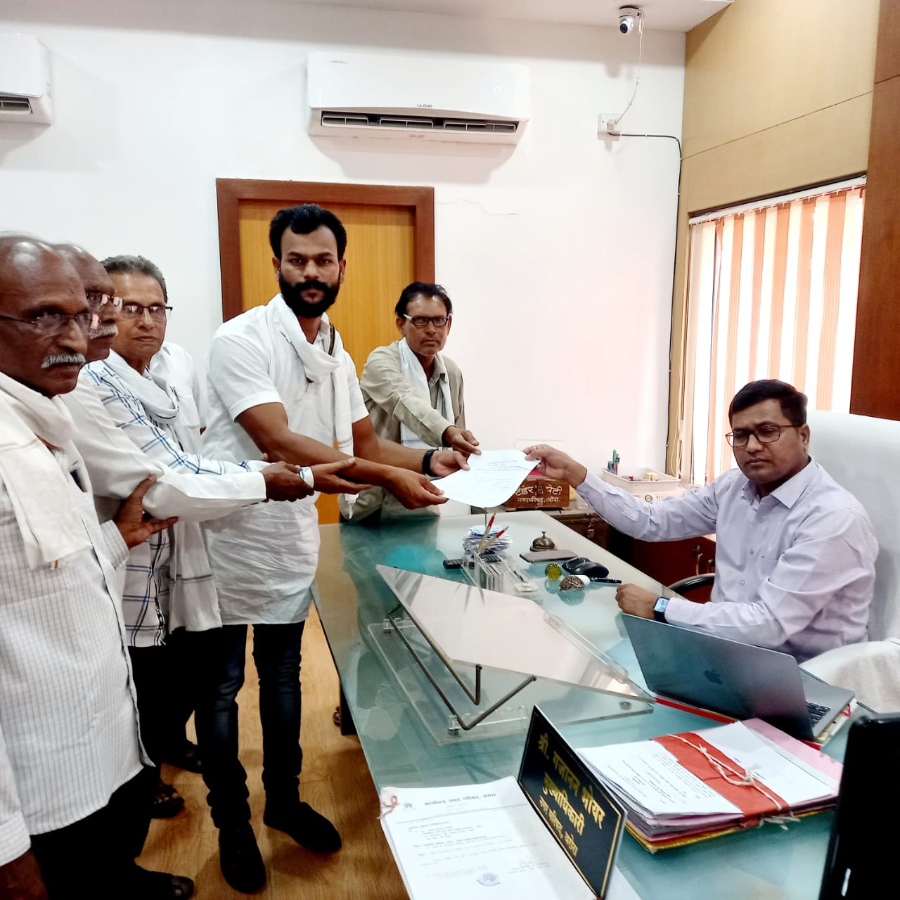 Read more about the article महामानव बाबासाहेब आंबेडकर यांच्या पुतळ्या लगतची दुकाने हटवा -अमर गोंडाने,बौद्ध अनुयायी आक्रमक