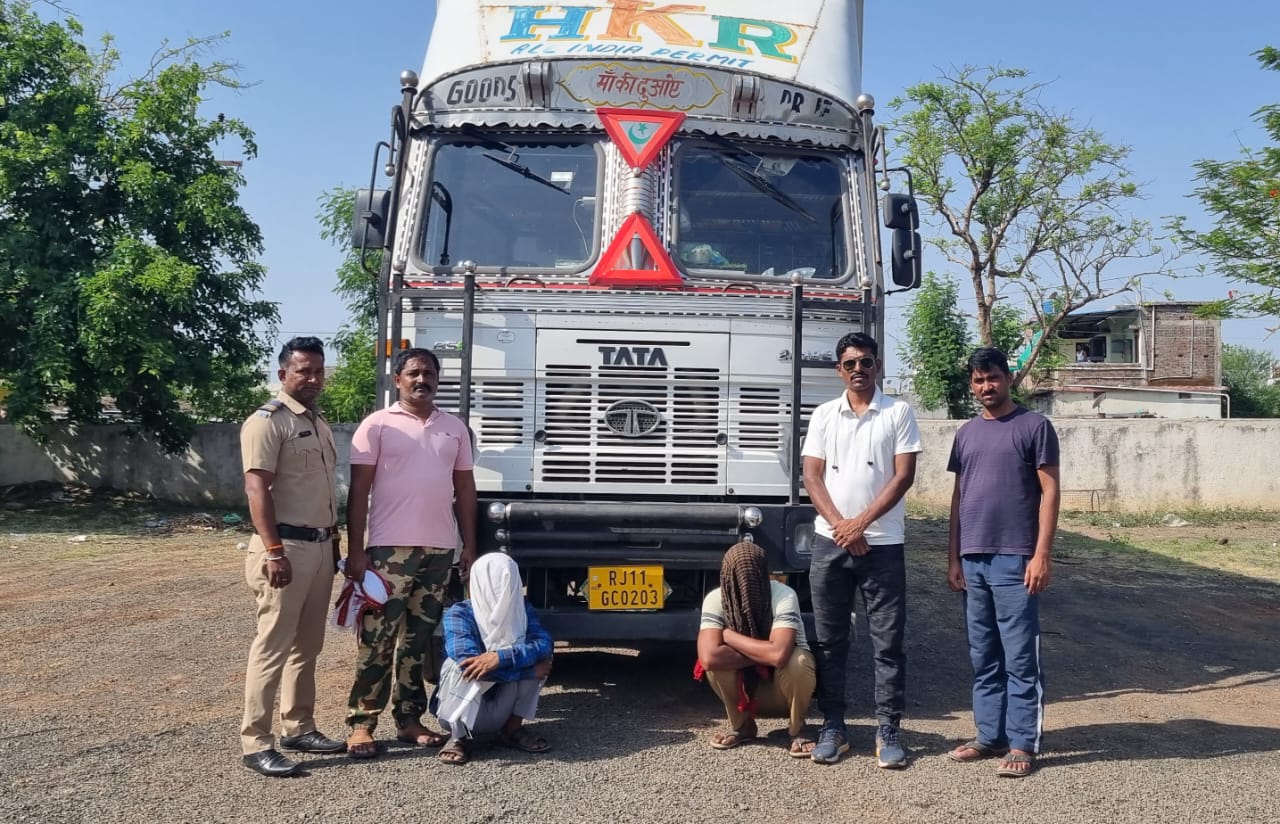 Read more about the article जनावरांची अवैध  तस्करी करणारे कंटेनर पकडले,जनवारांची तस्करी करणारे  वडकी ठाणेदार विजय महल्ले यांच्या रडारवर