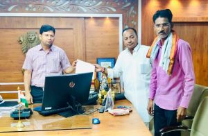 Read more about the article वर्धा जिल्ह्यात होणारे वैद्यकीय महाविद्यालय हे हिंगणघाट शहरात व्हावे- माजी आमदार प्रा.राजु तिमांडे,जिल्हाधिकारी कर्डिले यांची भेट घेऊन माजी आमदार प्रा.राजु तिमांडे यांनी केली चर्चा.