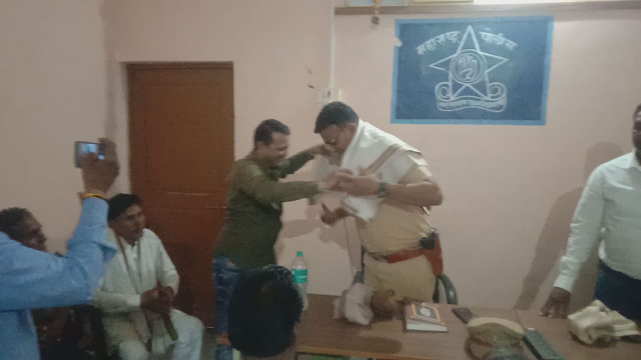 Read more about the article पोलीस व नागरिकात सामंजस्य असणे गरजेचे :पोलीस निरीक्षक दीपक पाटील यांचे प्रतिपादन ,प्रथम भेटी वर गावकऱ्यांशी साधला संवाद