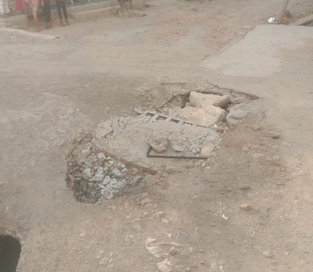 Read more about the article ढाणकी शहरातील छत्रपती शिवाजी महाराज चौकातील नालीवरील पुलाला पडलेल्या खड्ड्याला वाली कोण?