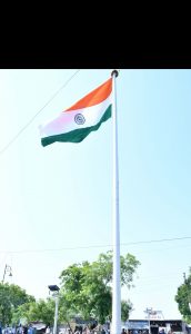 Read more about the article आझादी का अमृत महोत्सव अंतर्गत  ७५ फुट उंच राष्ट्रध्वजाचे ध्वजारोहण व ध्वजवंदन, मा. आमदाराचे स्थानिक निधीतुन उभारणी