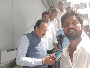 Read more about the article गावाच्या सर्वांगीण विकासासाठी सरपंच विक्रम राठोड पोहोचले मंत्रालयात ,राज्य पर्यटन मंत्री श्री मदन येरावार यांची भेट