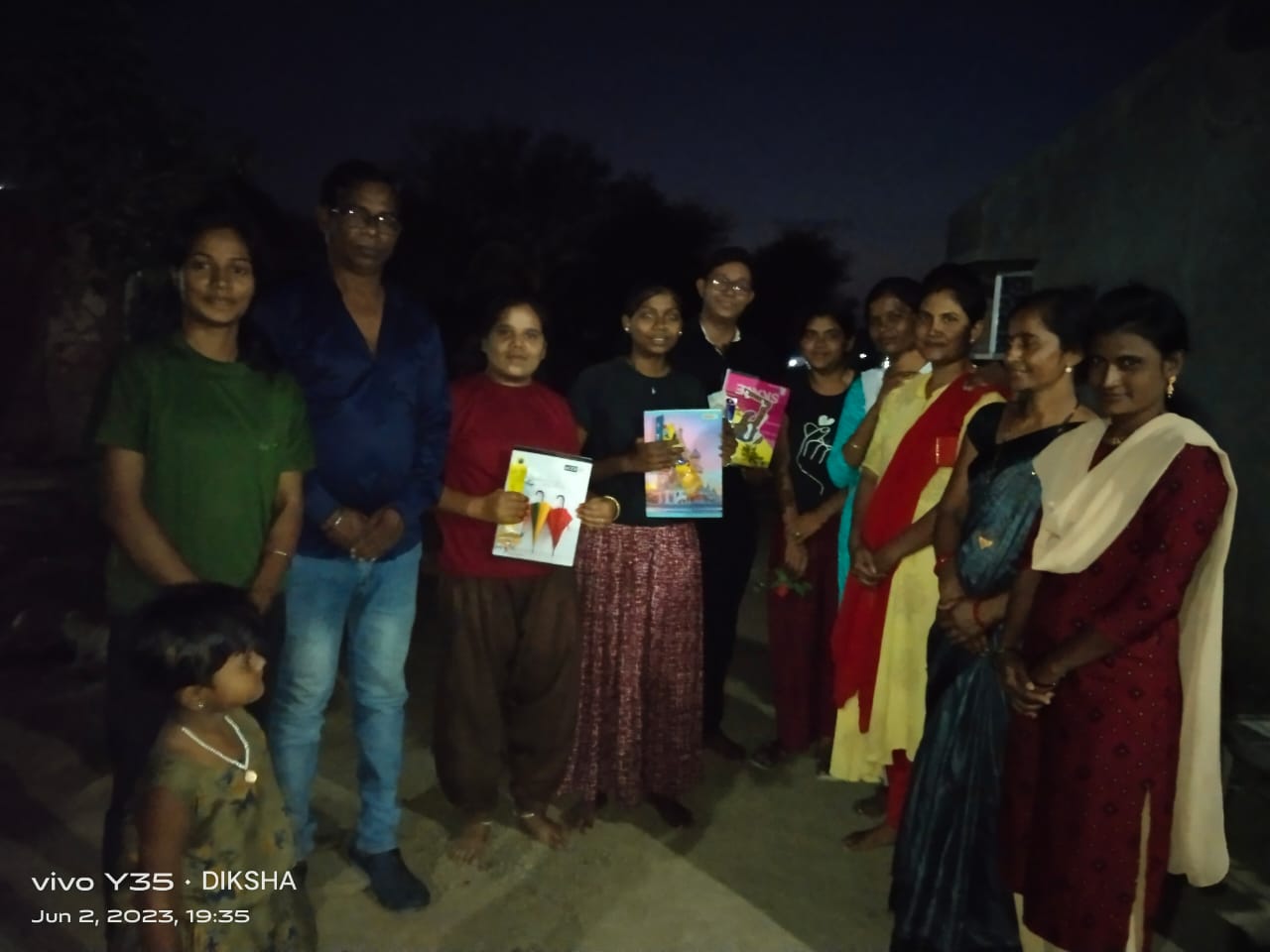 Read more about the article मजरा (लहान ) येथे प्रावीण्य प्राप्त गुणवंत विद्यार्थ्यांच्या  शालेय साहित्य देऊन गौरव