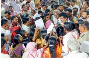 Read more about the article अन्न व औषध प्रशासन मंत्री तथा यवतमाळ जिल्ह्याचे पालकमंत्री संजय भाऊ राठोड यांना निवेदन देण्यासाठी गर्दी