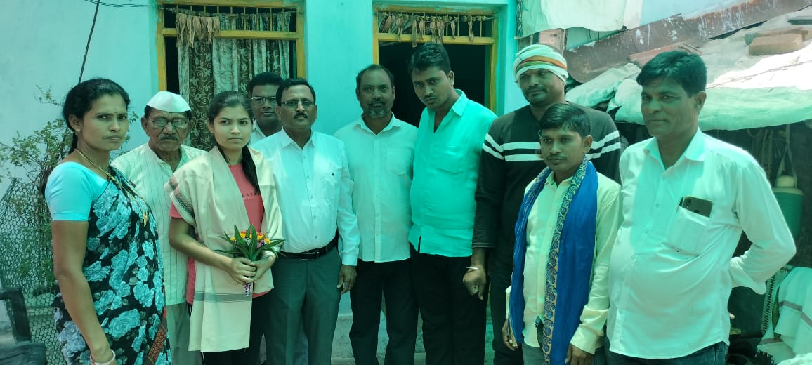 Read more about the article <em>सामाजिक संघटनेतर्फे पोंभुर्णा येथील गुणवंत विद्यार्थ्यांचा सत्कार</em>