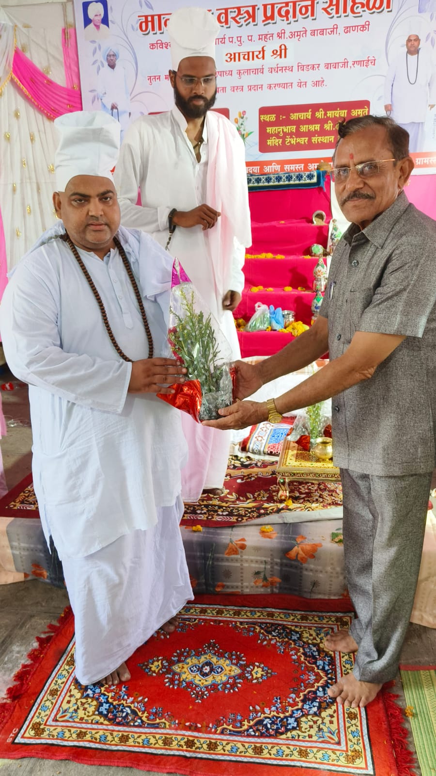 Read more about the article ढाणकी येथील श्री दत्तमंदिरात मान्यता वस्त्र प्रदान सोहळा संपन्न