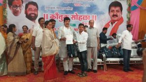 Read more about the article पिंपळवाडी येथील आदित्य विनोद चव्हाण यांचा अन्न व औषध प्रशासन मंत्री माननीय श्री संजय भाऊ राठोड यांच्या हस्ते सत्कार