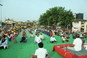 Read more about the article <em>आमदार दादाराव केचे यांच्या उपस्थितीत गुरुकुल पब्लिक स्कूलच्या प्रंगणावर योग दिवस संपन्न</em>