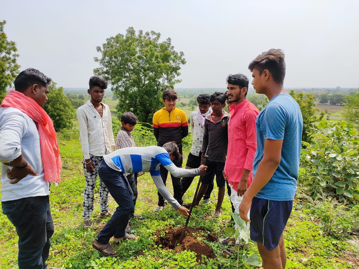 Read more about the article डिजिटल व्हॉइस ऑफ मीडिया चे तालुका अध्यक्ष स्वप्नील वटाणे यांच्या वाढदिवसानिमित्त वृक्षारोपण [परिसरातील मित्र परिवाराच्या वतीने आयोजन ]