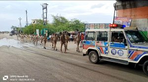 Read more about the article आगामी सणउत्सवा निमित्त वडकी पोलिसांचे पथसंचलन