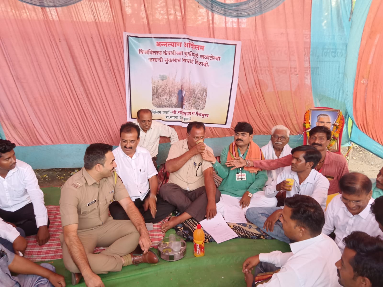 Read more about the article भाविक भगत फौंडेशनच्या पुढाकाराने  शेतकऱ्यांना मिळाली नुकसानभरपाई,  महावितरण च्या हलगर्जीपणा मुळे शेतकऱ्यांचे नुकसान