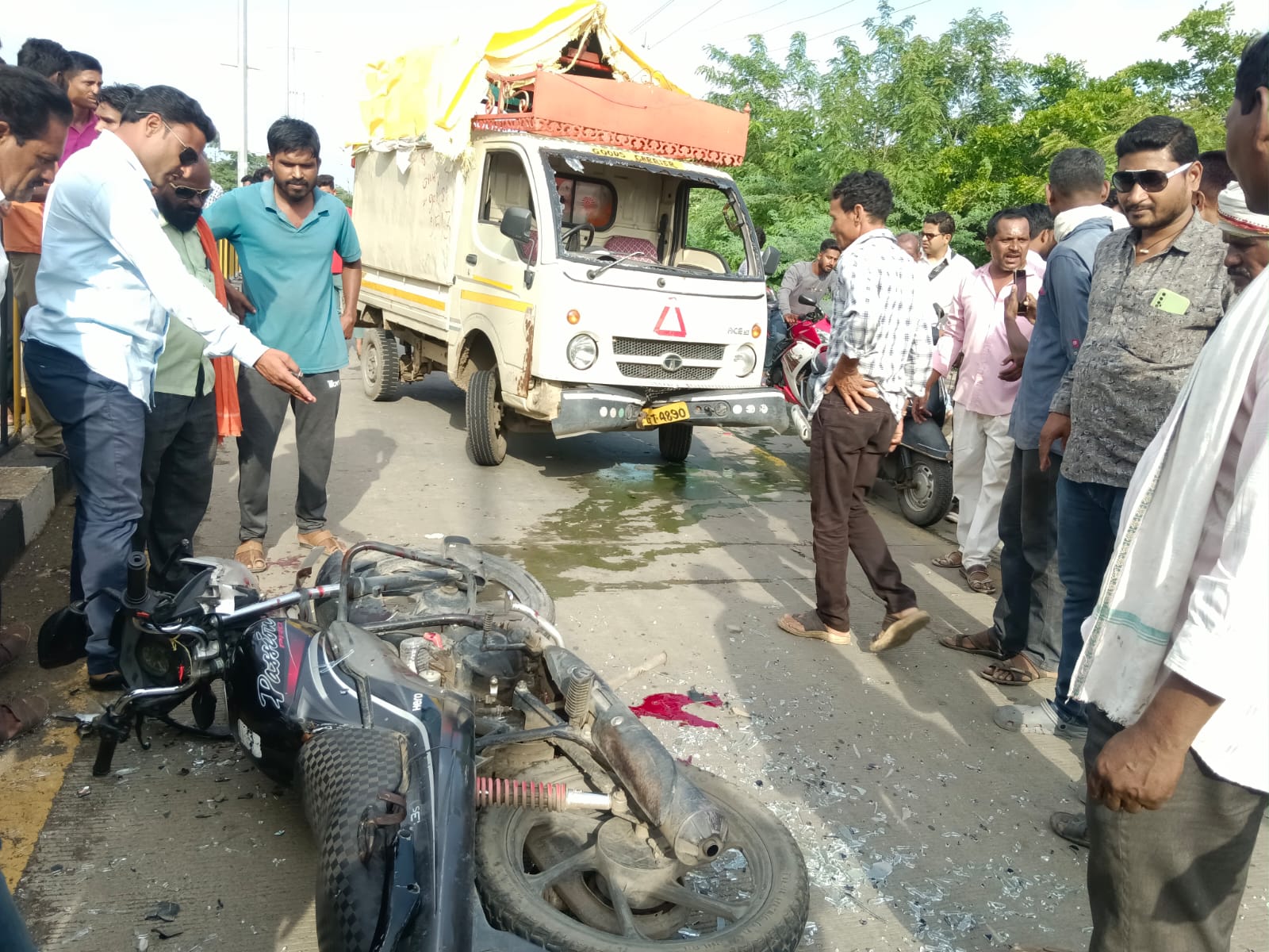 Read more about the article टाटा एस व दुचाकीची समोरासमोर धडक दोघे जखमी.