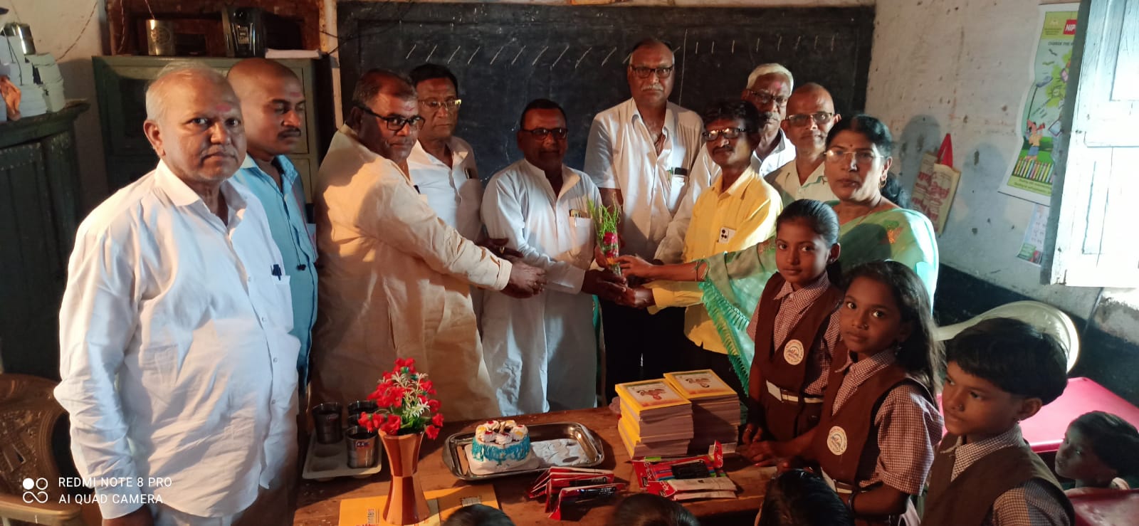 Read more about the article रामराव गायकवाड यांनी वाढदिवसाच्या निमित्ताने केले शालेय साहित्य वाटप