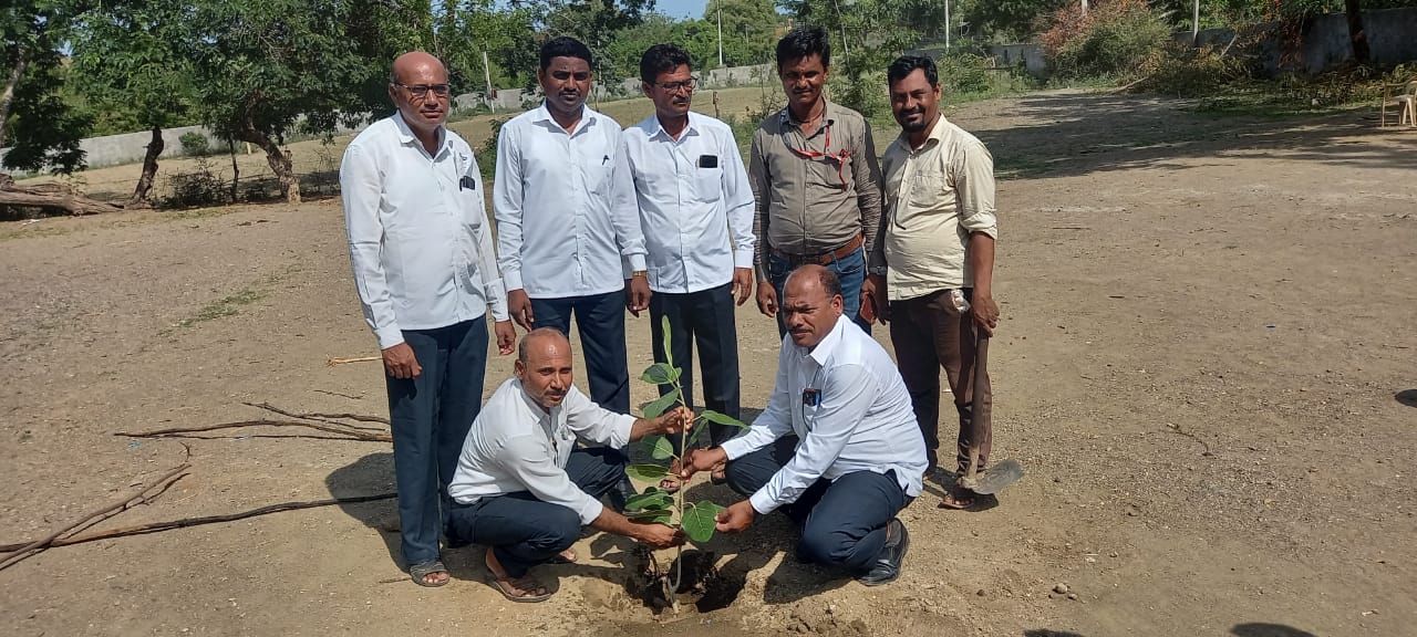 Read more about the article राम मिराशे सर यांच्या वाढदिवसानिमित्त महर्षी दयानंद सरस्वती विद्यालय निंगनूर येथे वृक्षारोपण