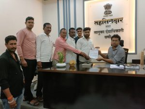 Read more about the article वणी शहरातील मुख्य रस्त्यावर खड्डे. निष्पाप लोकांचे जीव गेल्यावर मुहूर्त निघेल का?  युवासेनेचा प्रशासनाला सवाल