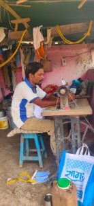 Read more about the article <em>आयुष्याचा धागा विणता विणेना, सुई मिळेना जीवनाची; टेलरिंग संकटात</em>