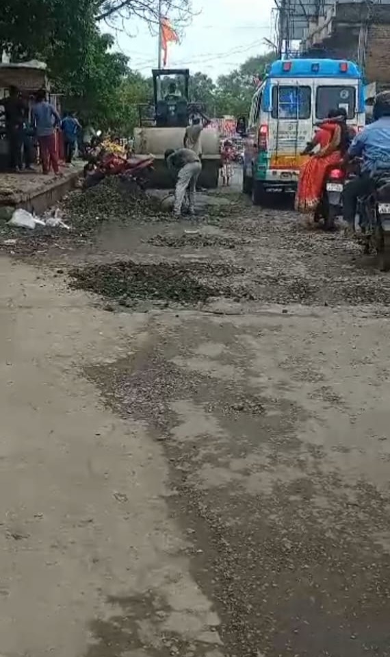 Read more about the article युवासेनेचे निवेदन देताच पालिकेला जाग ,कामाला सुरूवात