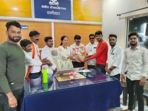 Read more about the article भाविक भगत हेल्प फाऊंडेशच्या वतीने बिटरगाव पोलीस स्टेशनच्या ठाणेदार  सुजाता बनसोड यांना पुष्पगुच्छ देत स्वागत