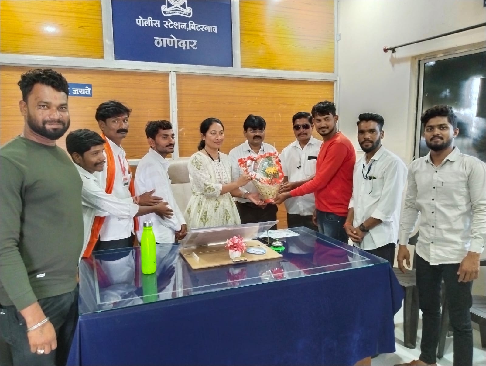 Read more about the article भाविक भगत हेल्प फाऊंडेशच्या वतीने बिटरगाव पोलीस स्टेशनच्या ठाणेदार  सुजाता बनसोड यांना पुष्पगुच्छ देत स्वागत