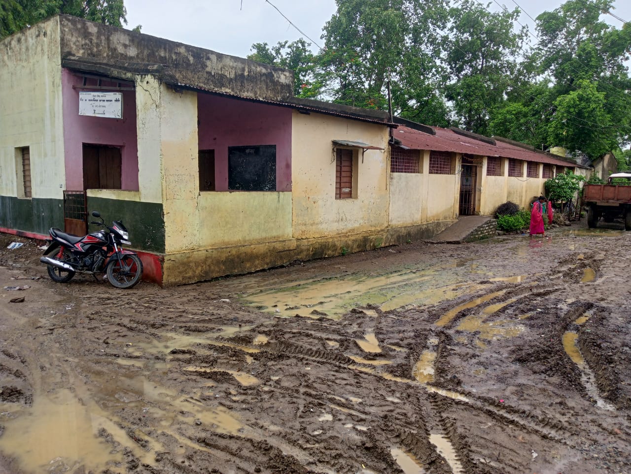 Read more about the article कन्या शाळेच्या परिसरात चिखलाचे साम्राज्य: शाळेसमोरील दवाखान्याची जीर्ण इमारत देत आहे विद्यार्थ्यांच्या हानीचे संकेत ?(प्रशासन निद्रा अवस्थेत )
