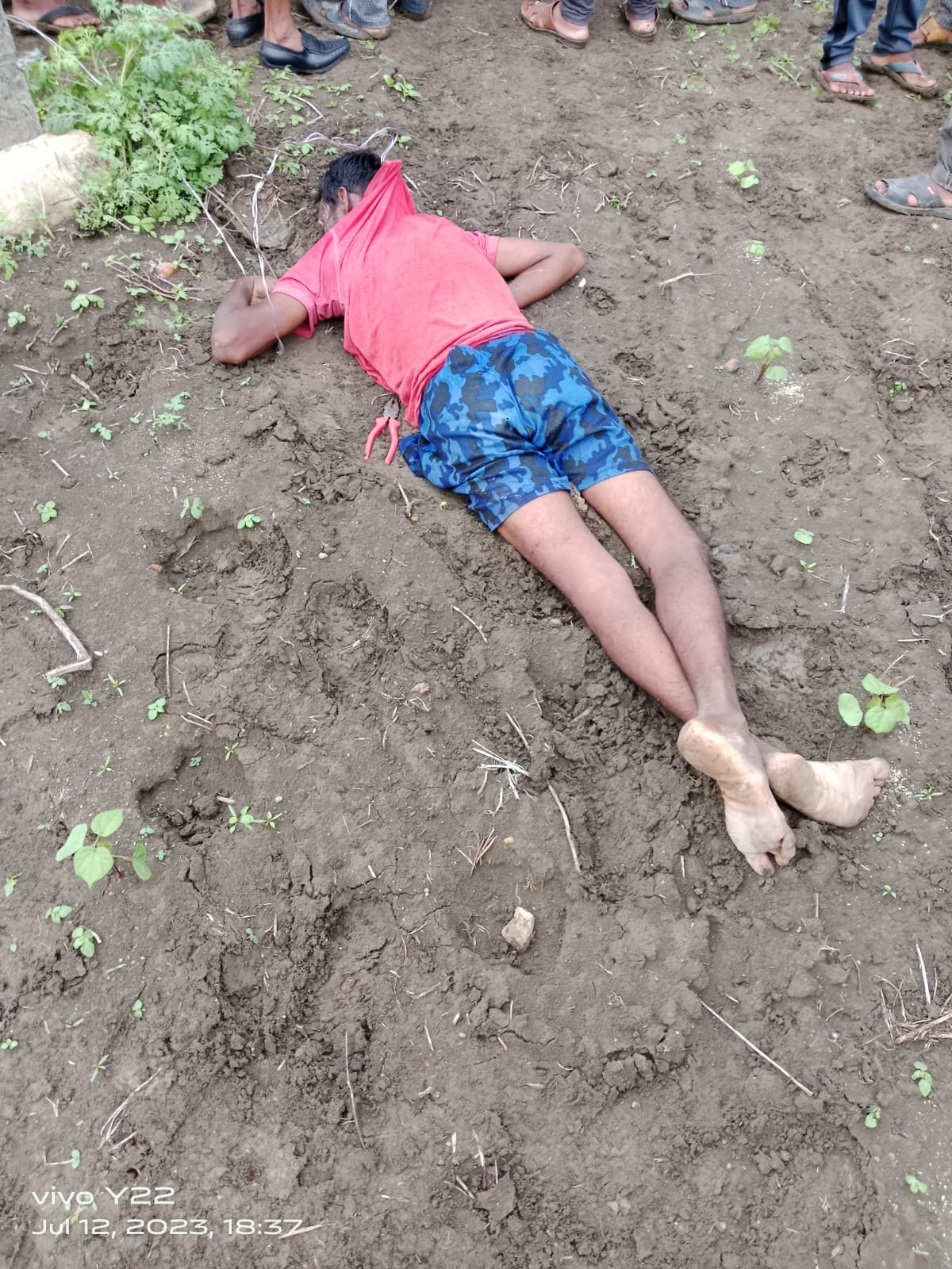 Read more about the article शिरपूर पोलिस स्टेशन हद्दीतील मेंढोली येथे जिवंत विद्युत तारेचा करंट लागुन एका ४० वर्षीय इसमाचा मृत्यू