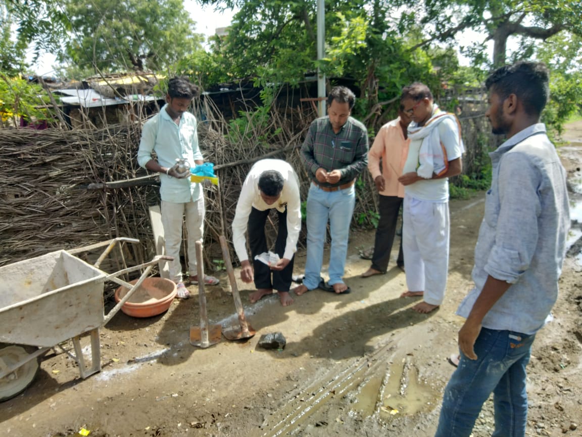 Read more about the article निंगनूर ग्रामपंचायत अंतर्गत येणारी अनंतवाडी येथे सिमेंट रस्त्याचे भूमिपूजन