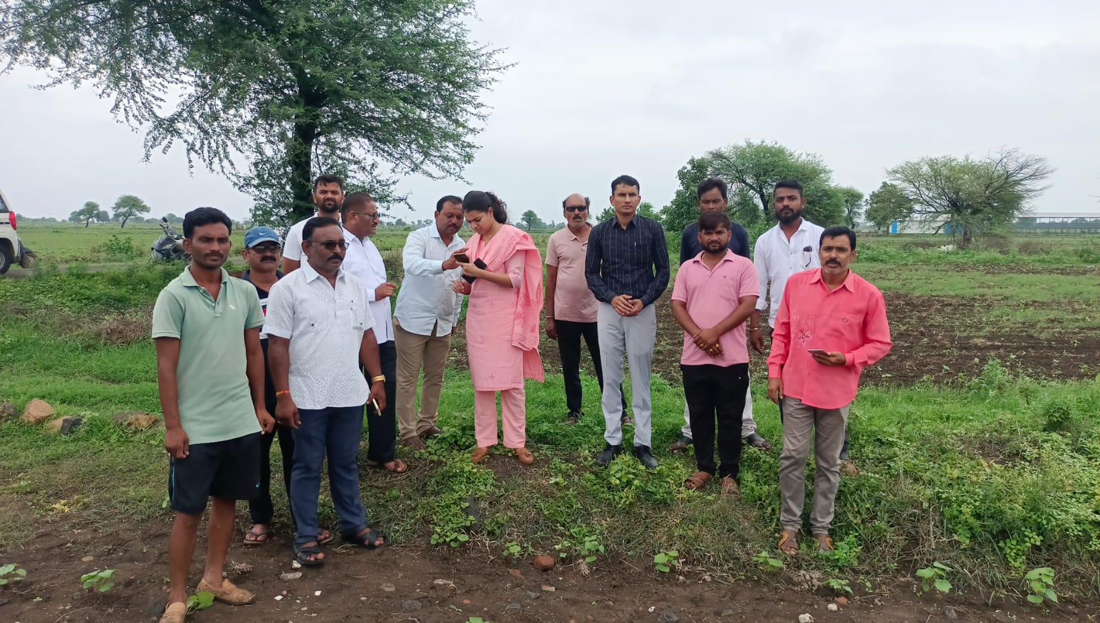 Read more about the article <em>परिविक्षाधीन जिल्हाधिकारी मेघना कवाली थेट बांधावर</em>