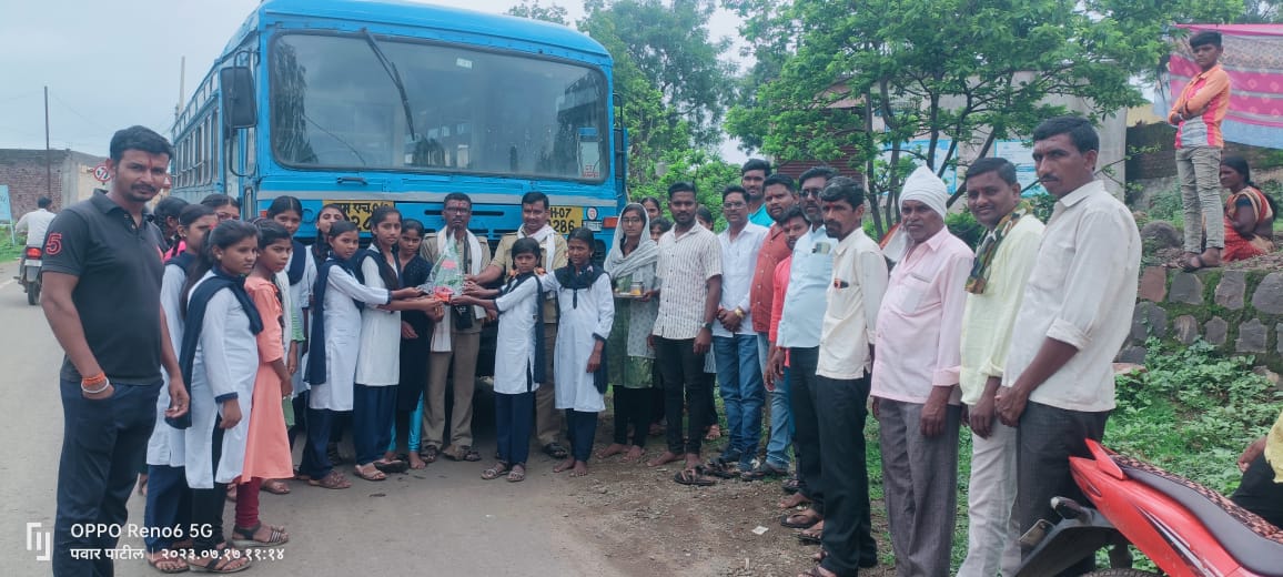 Read more about the article चुरमुरा येथे  पहिल्यांदाच आली बस,विद्यार्थ्यांच्या शाळेसाठी उपलब्ध करून दिली बस