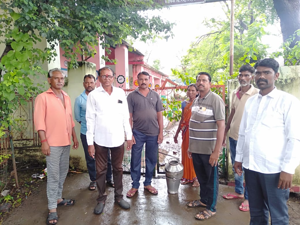 Read more about the article विद्यार्थी शाळेत शिक्षक फरार, कोणतीही माहिती न देता शाळेला शिक्षकांची दांडी